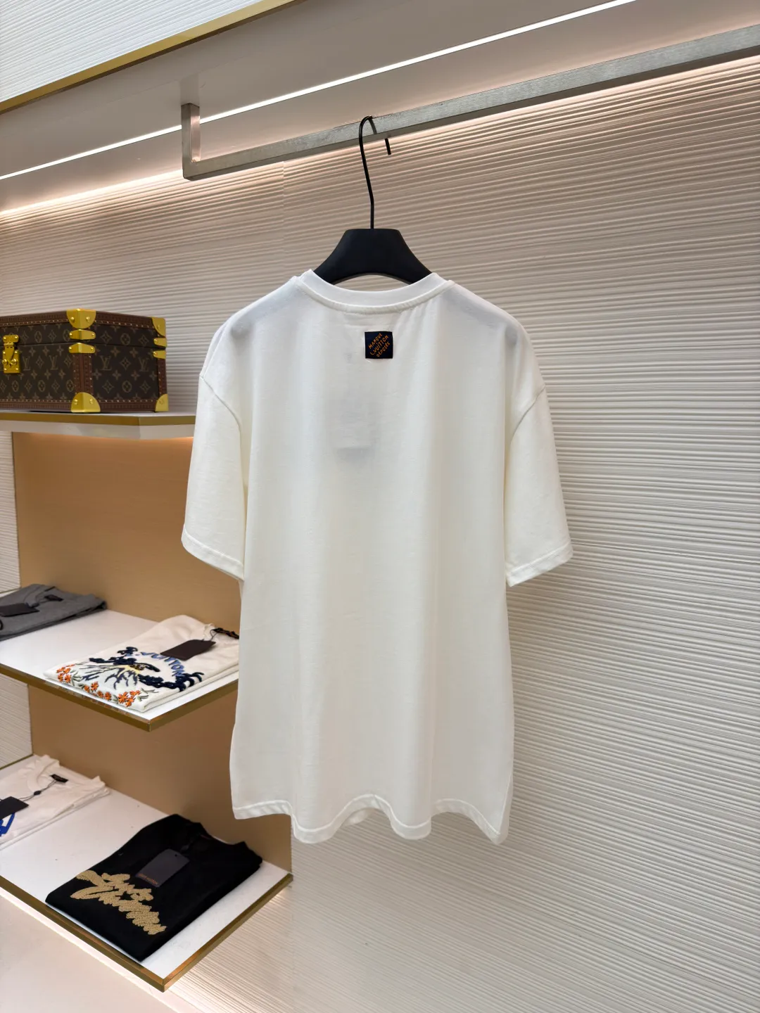 LOUIS VUITTON Fox Logo Embroidered Short Sleeve ●Original version: 9800 purchase and development ●Item number: 1681633-A15 ●Fabric: cotton fabric ●Technology: embroidery production ●Color: white ●Version: Fitted version ●Weight: about 270 grams ●Size: S-M-L-XL ●Description: This Louis Vuitton LV Fox SS Crewneck T-shirt is made of high-quality pure cotton fabric, with a soft, delicate feel and good breathability. The round neck design is simple and elegant, making it comfortable and natural to wear. The brand logo and fox pattern on the chest are made of exquisite embroidery technology, with a strong three-dimensional effect and exquisite details. The body of the garment adopts flat-turn open-stitching technology, the stitching is even and neat, and the lines are clear and smooth. The ribbed design on the hem and cuffs is both windproof and warm and can modify your figure. The entire T-shirt embodies Louis Vuitton's ultimate pursuit of quality and craftsmanship from fabric selection, tailoring to detail processing. It not only retains the elegant style of classic items, but also incorporates modern design language, making it suitable for various occasions and showing a low-key and luxurious fashion attitude. The overall wiring is straight and delicate, the fabric is comfortable and soft, and the color is consistent without color difference. It can be matched with the same style to create a fashionable look and control various occasions. Customized accessories, complete with three standards, same style for men and women!